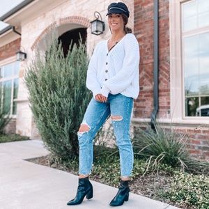 Abercrombie High Rise Mom Jeans (size 4/27)